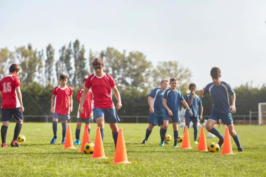 تنظيم دورات تدريبية لممارسة كرة القدم